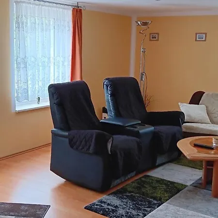 Zur Schmiede 度假居 *